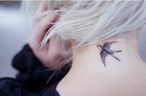 女生脖子简单小燕子纹身图图片