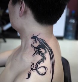 男士颈部黑色翼龙图腾纹身图图片