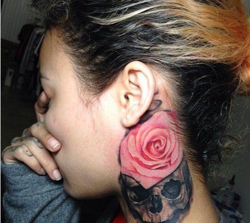 女人颈部彩色玫瑰花纹身作品图片