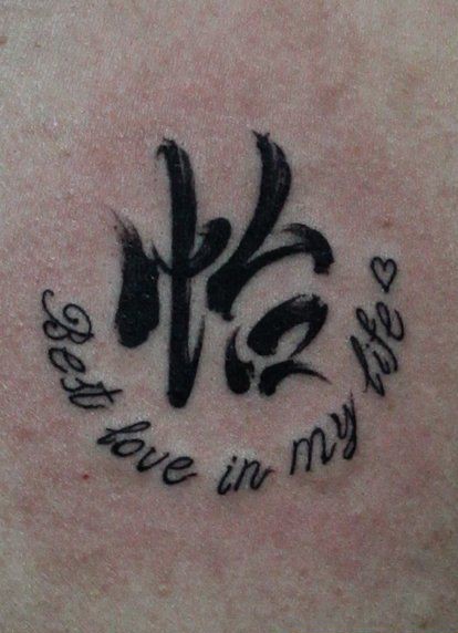 背部个性英中文字母纹身作品图片