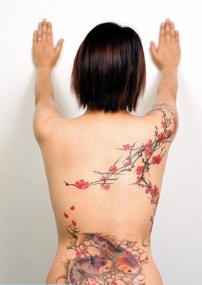 　女人背部诱人的桃花双鱼纹身作品图片