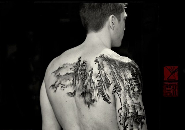 　背部一幅个性山水素描纹身作品图片
