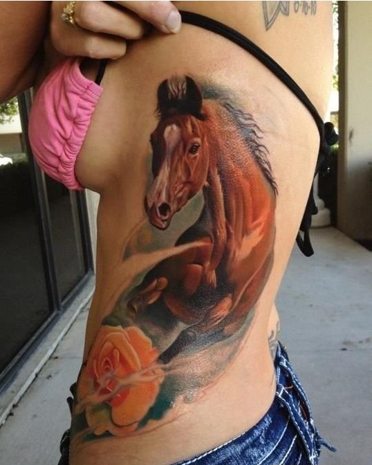 　女性侧身玫瑰和骏马纹身作品图片