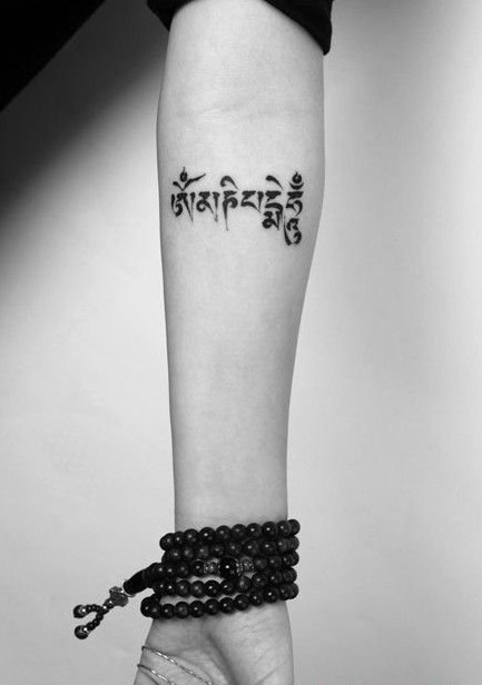 　黑白藏文手臂纹身图案图片
