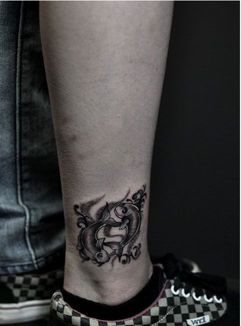 　　脚踝黑白双鱼座纹身图案图片
