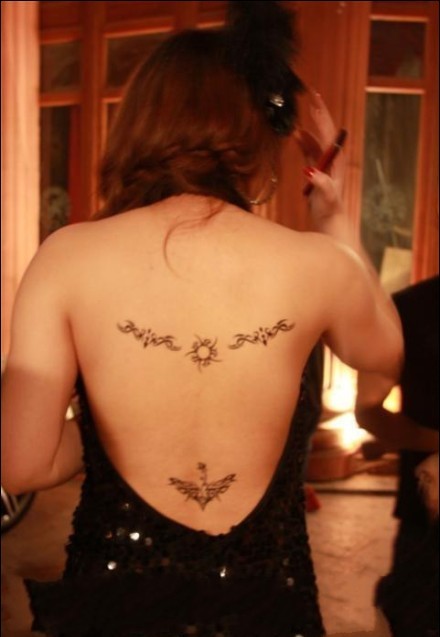 女生裸背个性优美纹身图片