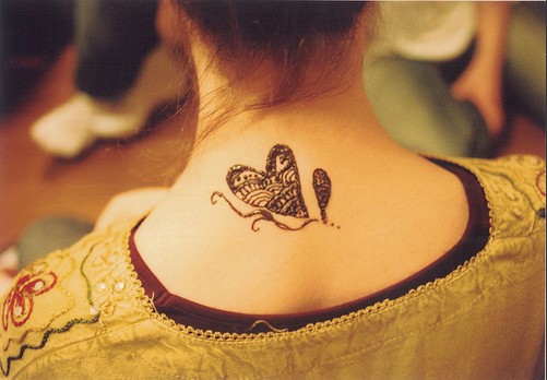 漂亮MM脖子心形纹身图图片