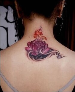 美女脖子盛开的粉红色莲花纹身图图片