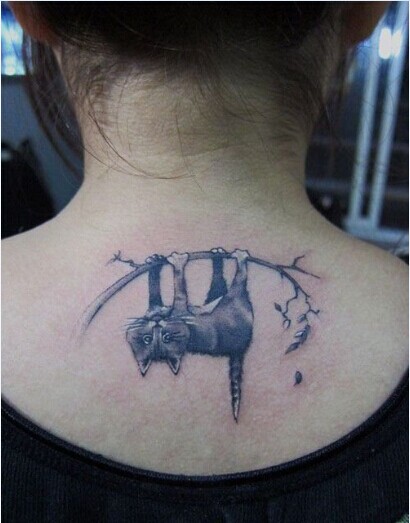 美女脖子可爱爬树猫咪纹身小图片图片