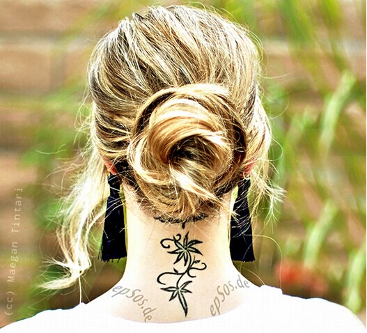 漂亮MM颈部优美的花藤图纹身图片