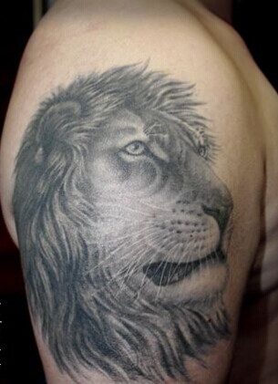 手臂超酷黑白狮头纹身图案