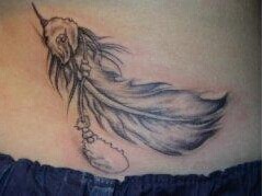帅哥腰部黑白羽毛纹身图案