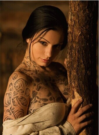 性感美女上半身黑白纹身图案欣赏