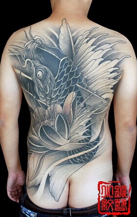 男生后背经典的黑白鲤鱼莲花纹身图