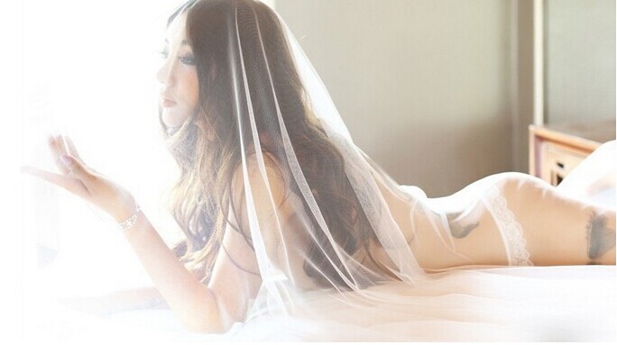 美女模特小乔诱惑黑色吊带丝袜大腿纹图片