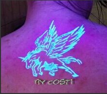 女生后背最新最时尚的荧光天马纹身图图片