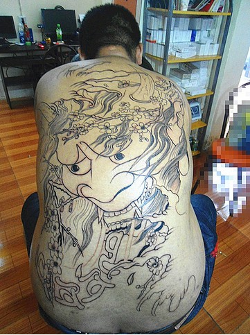 男生后背全裸霸气狮子头纹身图案欣赏图片