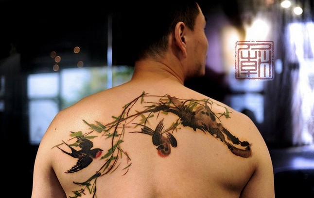 背部一幅春柳双燕纹身作品图片