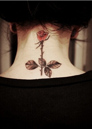 女生脖子优雅的带刺红玫瑰纹身图图片