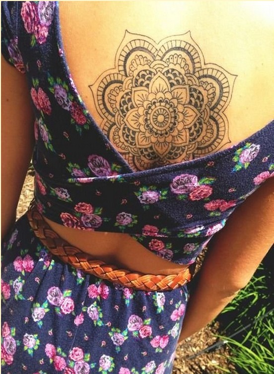 女性背部花纹身图案图片