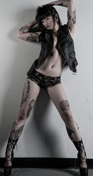 黑色皮夹妩媚美女秀性感纹身图片