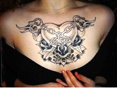 女生胸部个性心锁链纹身图案