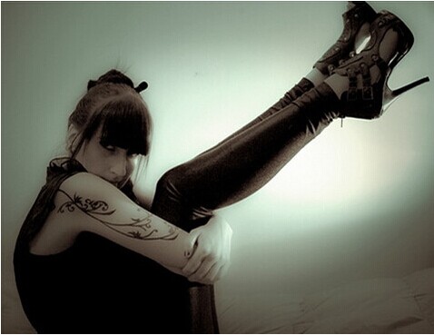 欧美女生手臂个性藤蔓纹身图案