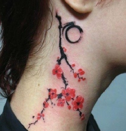 女生脖子部位唯美的梅花纹身图片
