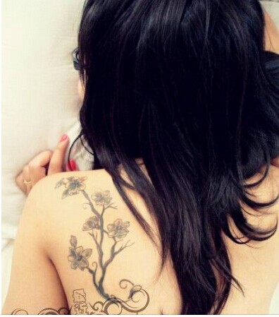 漂亮女生肩部黑白唯美桃花纹身图案