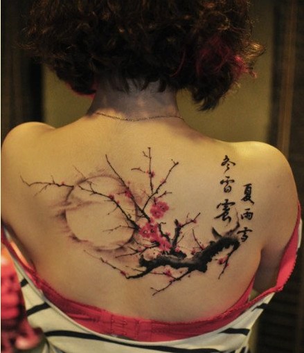 女生后背唯美潮流的梅花纹身图案图片