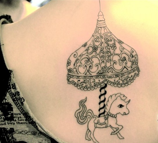 一款女性背部旋转木马纹身图案图片