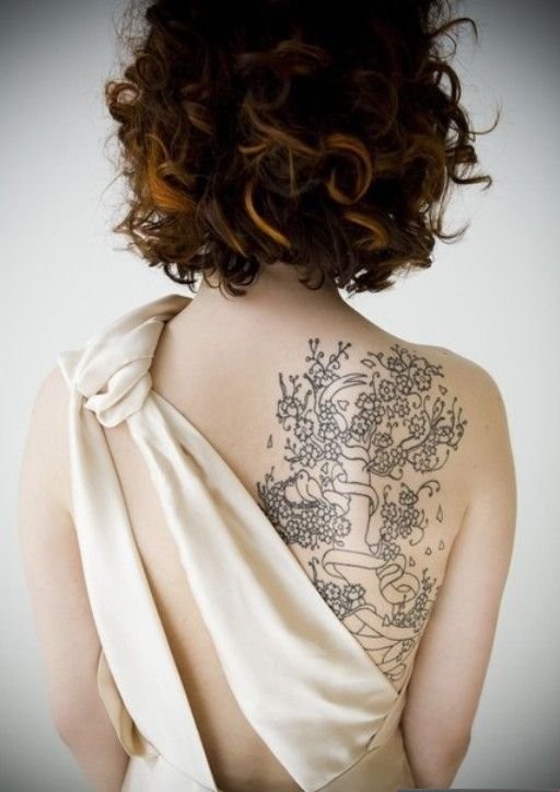 女生后背唯美桃花树纹身图案图片图片