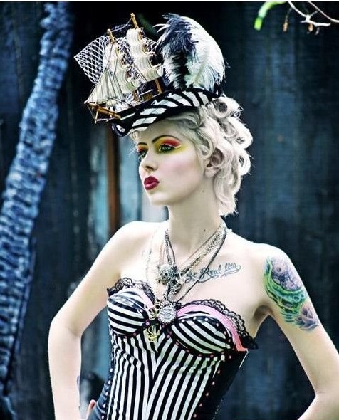 欧美潮女个性英文与手臂纹身图案图片