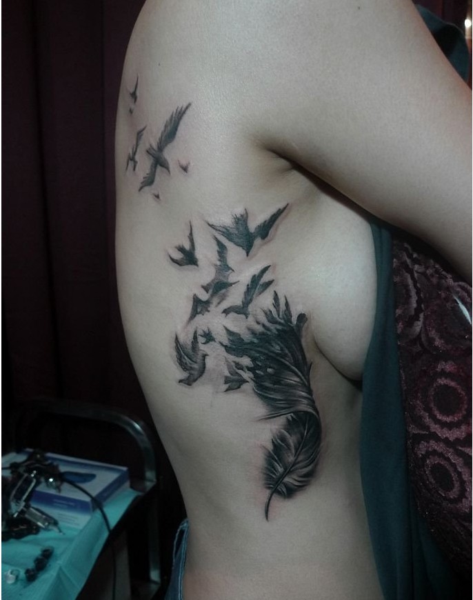 性感妖娆的羽毛纹身图案图片