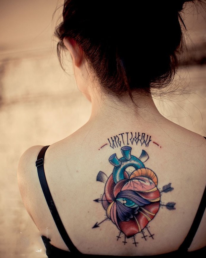 美女后背个性心脏之眼纹身图片
