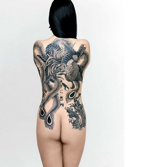 一款女性满背黑白凤凰纹身图案
