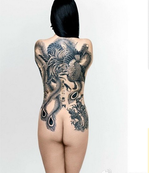 一款女性满背黑白凤凰纹身图案