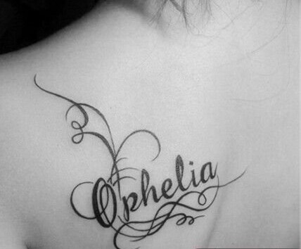 漂亮美女后肩黑白创意花藤英文纹身图