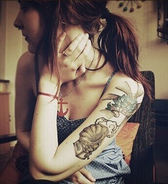 个性MM手臂黑白花朵纹身图案