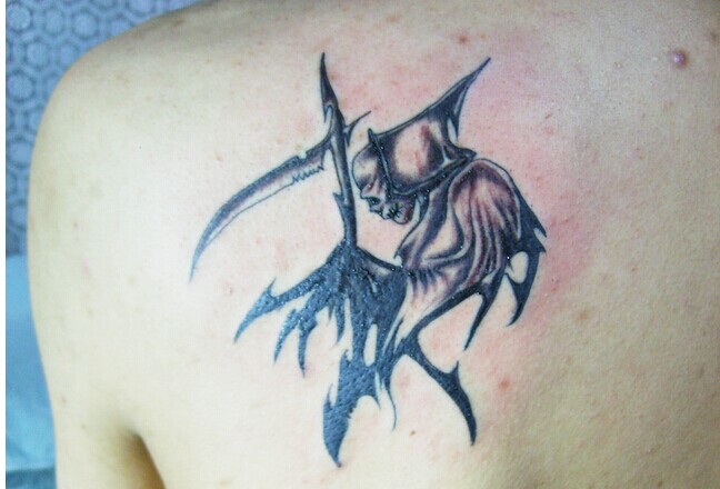 男生后肩部超个性诡异图腾纹身图案缩略频道推荐图