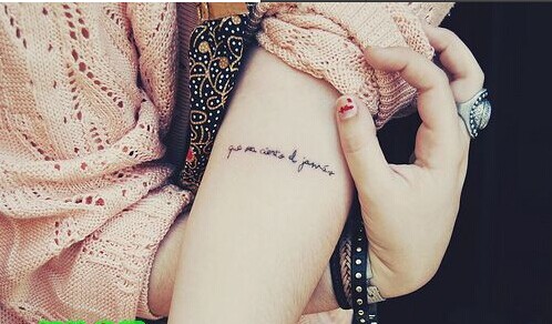 漂亮女生手臂唯美文字英文纹身图案图片