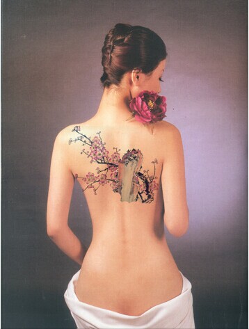 性感小女人后背清新石头里的梅花纹身图片