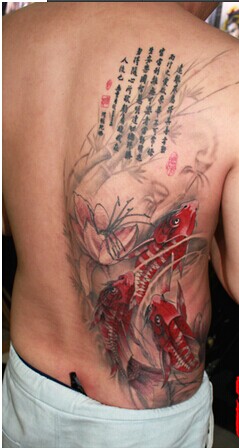 男生后背漂亮好看的鲤鱼戏水图案欣赏图片