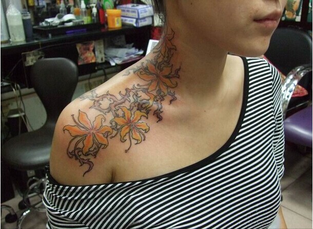 理发店美女老板脖子性感黄花藤纹身图图片