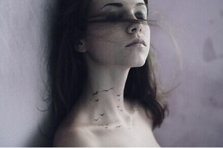 国外女生脖子清新海鸥群纹身图案图片