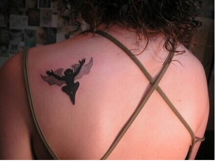 性感女生后背黑白3D蝙蝠纹身图案