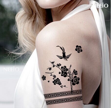 漂亮女生肩部超唯美温馨的黑白纹身图