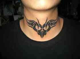 　围绕着颈部的猫头鹰图案纹身图片