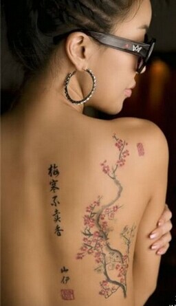 性感女生全裸后背盛开的梅花纹身图图片