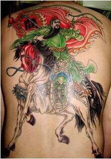 男生后背霸气彩色骑马带刀关公纹身图图片